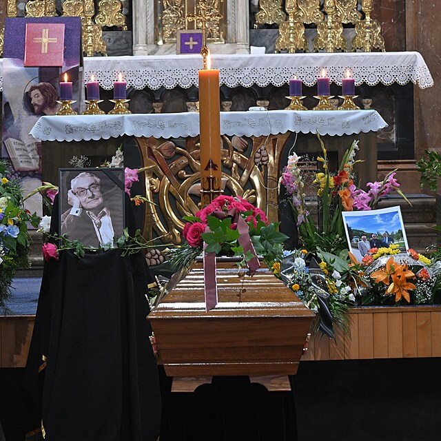 Smute�n� ob�ad za zesnul�ho spisovatele Vladim�ra P�rala v kostele Nanebevzet� Panny Marie
