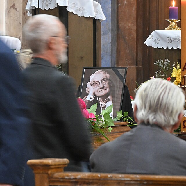Smute�n� ob�ad za zesnul�ho spisovatele Vladim�ra P�rala v kostele Nanebevzet� Panny Marie