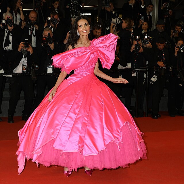 Here�ka Demi Moore v �atech m�dn� zna�ky Matières F�cales na festivalu v Cannes