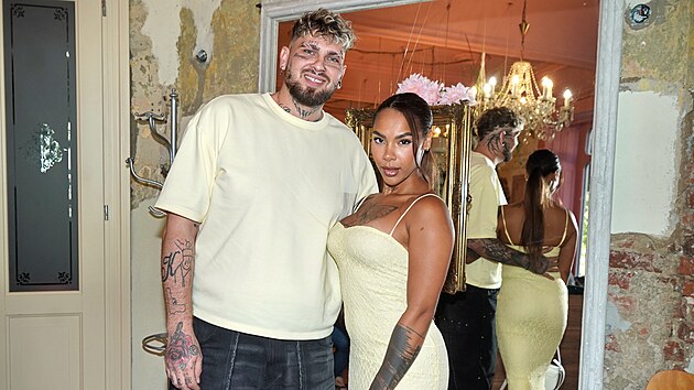 Angie Mangombe s Albertem Bla�kem na baby shower p�rty