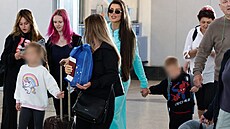 Lela Vémola s d�tmi odlétá na dovolenou