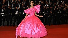 Here�ka Demi Moore v �atech módní zna�ky Matières Fécales na festivalu v...