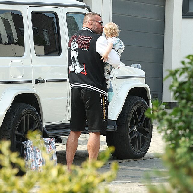 Karlos V�mola p�ivezl Lele syna Arnieho a odvezl si dceri Lili a star��ho syna Rockyho.