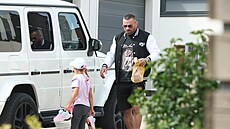 Karlos Vémola p�ivezl Lele syna Arnieho a odvezl si dceri Lili a star�ího syna...