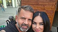 Radek Ka�párek se svou novou láskou Ivou.