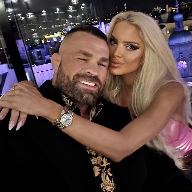 Karlos s p�vabnou blond�nkou v objet�: Monika u� se po jeho boku neskr�v�