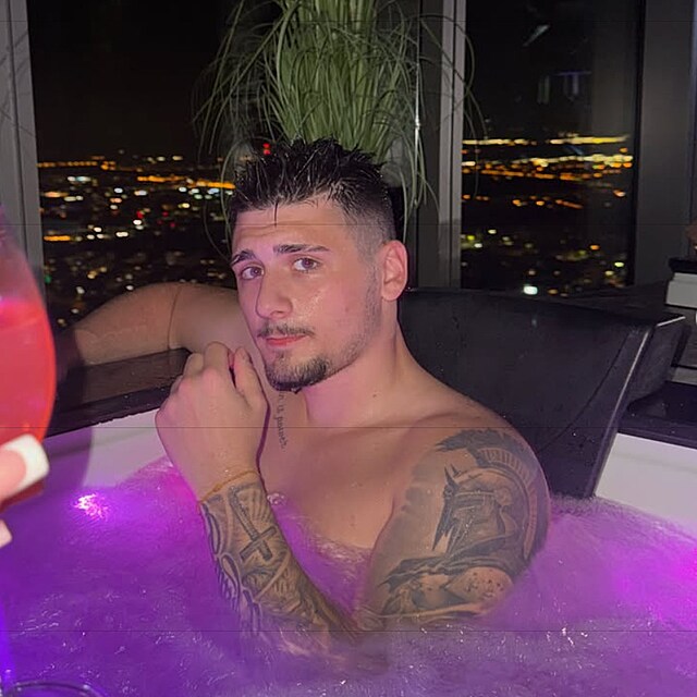 Nikolas Vesel� opustil t�hotnou partnerku