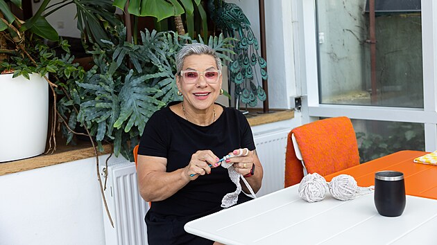 Oblíbená operní diva nikdy nemá složené ruce v klíně.