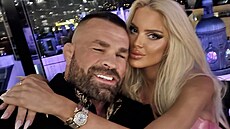 Karlos s p�vabnou blondýnkou v objetí: Monika u� se po jeho boku neskrývá