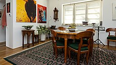 Jídelní st�l je pravý biedermeier.