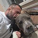 Zdrcen� Karlos se se sv�m v�rn�m par��kem naposledy lou��.