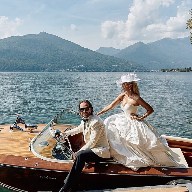Dokonal� italsk� romantika. Novoman�el� p�zovali na elegantn�m d�ev�n�m motorov�m �lunu p��mo na Lago Maggiore, za nimi se zvedaj� zelen� svahy okoln�ch hor.