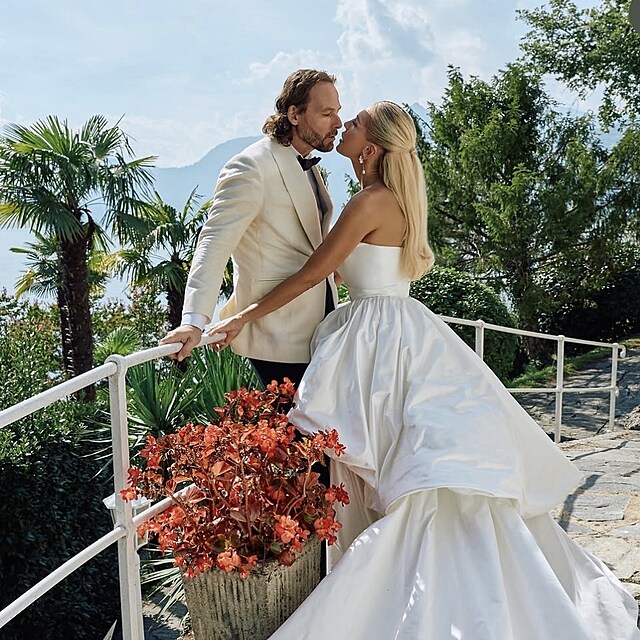 Svatba m�la kulisu, kterou nebylo pot�eba p��li� zdobit. Lago Maggiore, palmy, zahrady a hory v pozad� vytvo�ily romantick� prost�ed� samy.