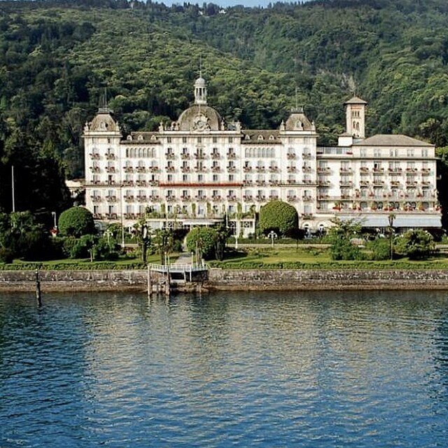 Grand Hotel des Iles Borrom�es stoj� p��mo na b�ehu Lago Maggiore ve Strese. P�tihv�zdi�kov� hotel nab�z� tak� kompletn� servis pro luxusn� svatby a ceremonie.