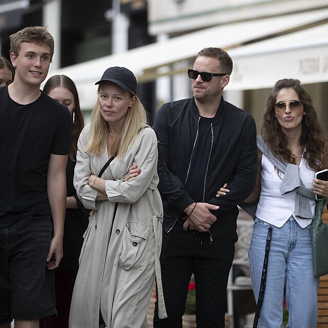 Franti�ek Pracha�, Jakub Pracha�, Linda Rybov� a Sara Sandeva na rodinn�m v�let�