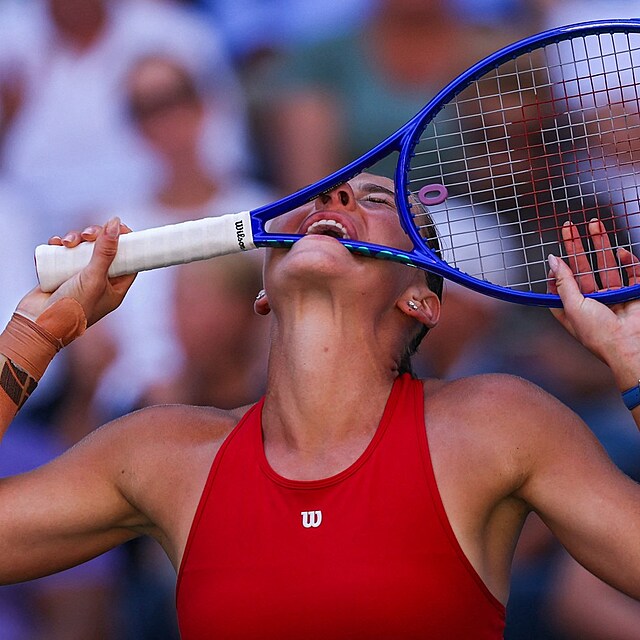 Zoufalstv� Marty Kostyuk b�hem z�pasu s Lindou Noskovou v osmifin�le US Open 2026