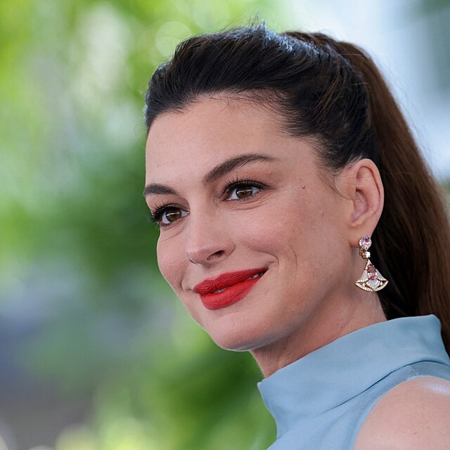 Anne Hathaway na premi��e filmu The End of Oak Street