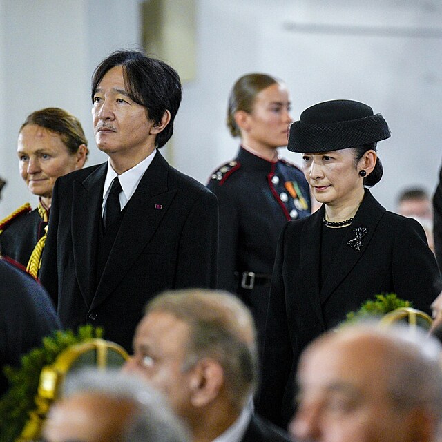 Japonský princ Akishino Fumihito, princezna Kiko a princ William na pohřbu...