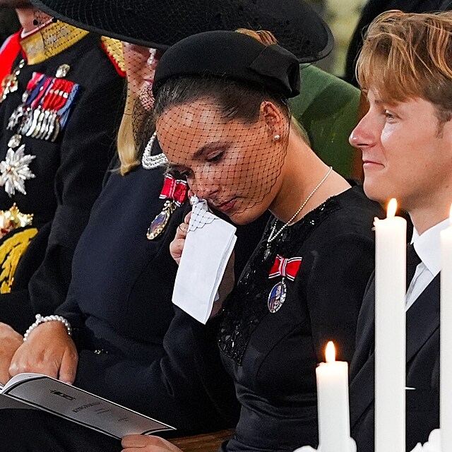 Norská korunní princezna Ingrid Alexandra a princ Sverre Magnus na pohřbu krále...