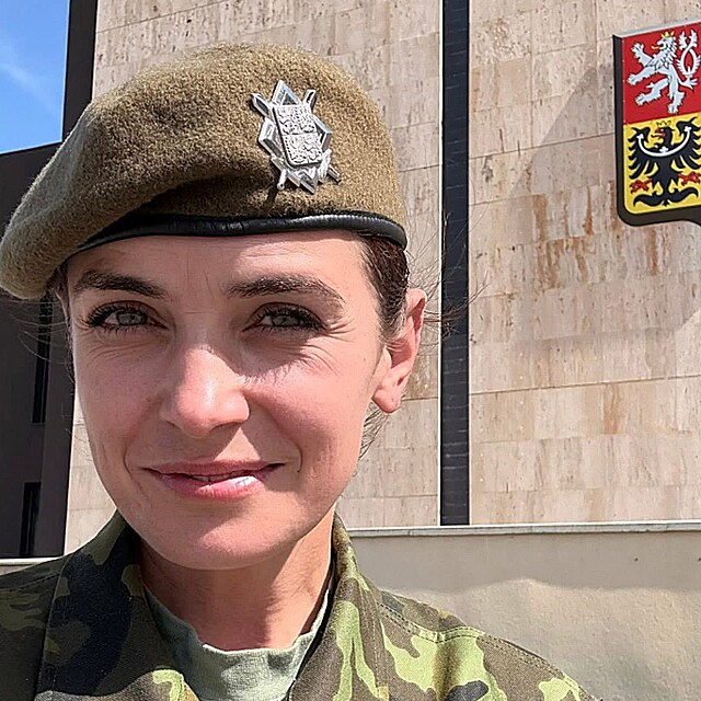 Sarah je velkou vlastenkou a vstoupila i do aktivn�ch z�loh.