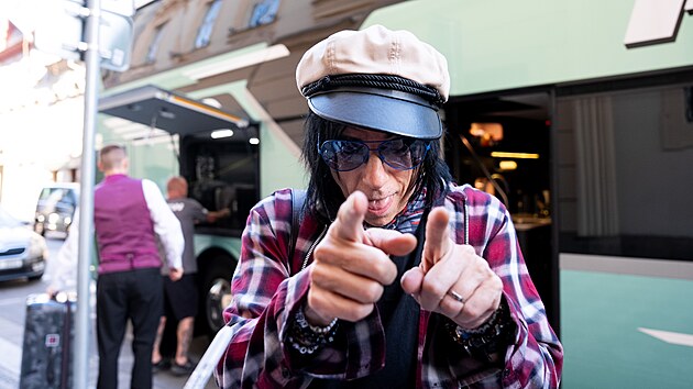 Joe Perry la�kuje s fotografem, na dne�n� koncert se jist� t��