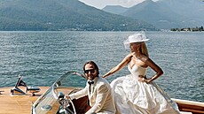 Dokonalá italská romantika. Novoman�elé pózovali na elegantním d�ev�ném...