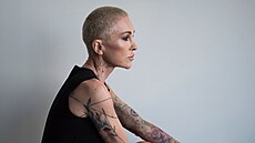 Kate�ina nafotila novou sadu odvá�ných profesionálních fotek v paruce i ve svém...