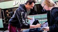 Glen Sobel s úsm�vem podepisuj fanynce materiály
