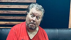 Kytaru má ob�as v ruce, ale spí� prosí o peníze.
