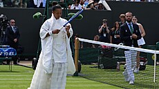 Wimbledon p�eje bílé, a tak se Naomi zabalila do svatebních kimon.