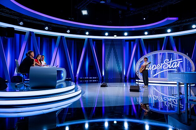 Filip Kaleta p�ed porotou SuperStar, kde se nejv�ce t�il na Ewu Farnou. Ta mu...