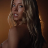 Nejv�c sexy reklama v�ech dob: Sydney Sweeney se uk�zala nah� a je z toho vir�l jak bl�zen
