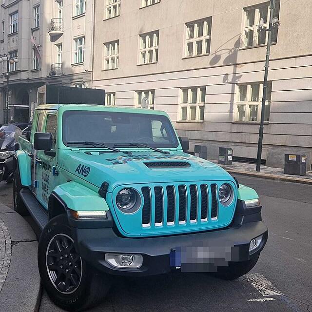 Jan Hu�bauer zaparkoval p�ed magistr�tem ob�� jeep.