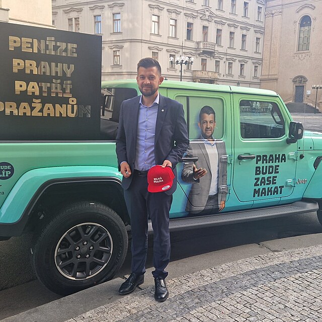 Jan Hu�bauer zaparkoval p�ed magistr�tem ob�� jeep.