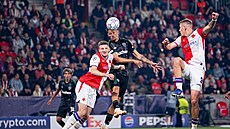 Slavia sv�j první zápas v Lize mistr� smoln� prohrála.