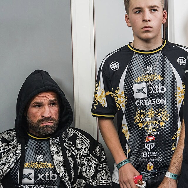V�mola dorazil do Frankfurtu tak� se sv�m synem Karlosem juniorem. Termin�tor tentokr�t bojuje nejen o v�hru, ale tak� o potvrzen�, �e ve 41 letech je�t� nepat�� do sportovn� minulosti.