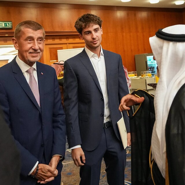 Dvaadvacetilet� Frederik se po boku otce pohyboval mezi diplomaty a zahrani�n�mi hosty.