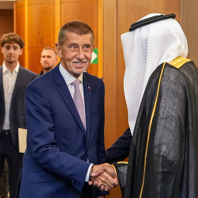 Po boku otce sledoval d�n� p��mo v diplomatick�m prost�ed�.