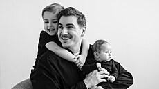 David Gránský a jeho dva synové Mateo (na zádech) a Benjamin (v náru�í)