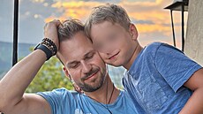 St�edobodem jeho �ivota je zp�v. A momentáln� i syn Martin to mlad�í.