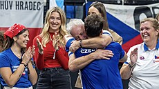 Jakub Men�ík slavil výhru s rodi�i a partnerkou Josefinou (vlevo).
