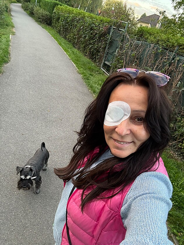 �Eda m� miluje, a� m�m oko, nebo nem�m oko!� sm�je se zp�va�ka.