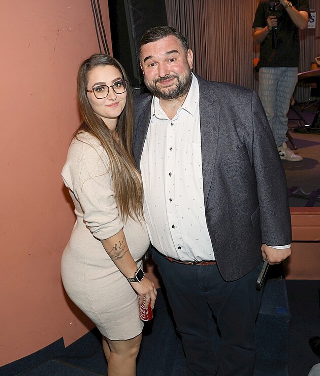 Tom� Magnusek vyvedl partnerku Lucii, kterou skr�val n�kolik let. �ekaj� spolu...