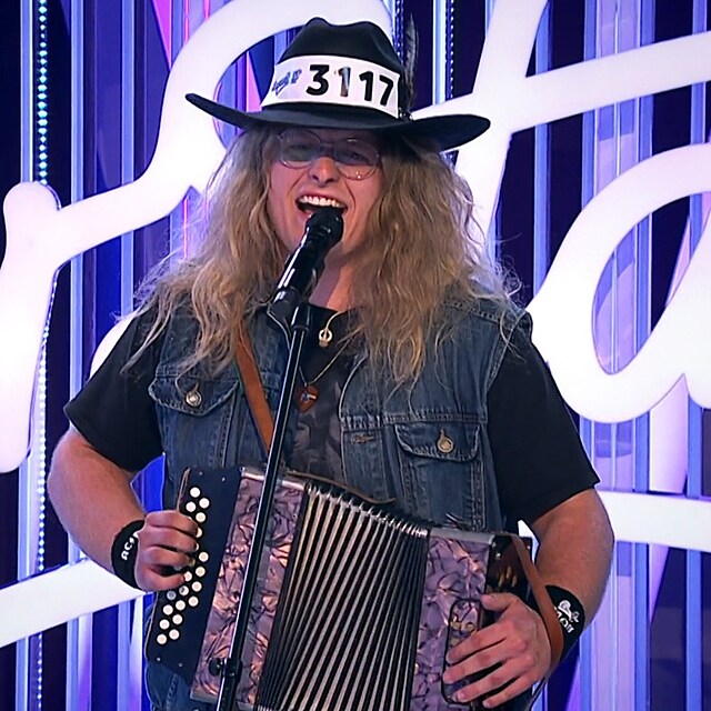 Maty� K��ek p�i vystoupen� v SuperStar 2026, na heligonku hraje Jarka Nohavicu