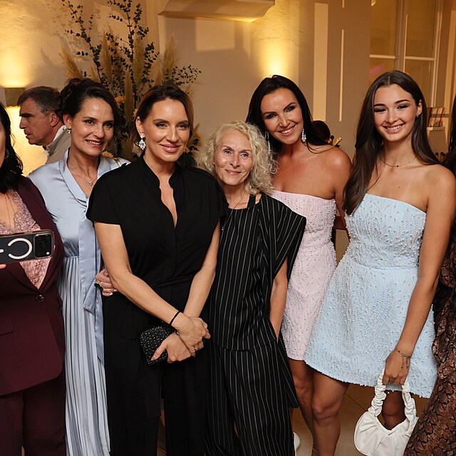 Setk�n� Miss u p��le�itosti 20. v�ro�� v�t�zstv� Ta��ny Kucha�ov� na MISS WORLD 2006 : Andrea Vr�nov�, Aneta Vignerov�, Ivana Christov�, Lucie �l�grov�