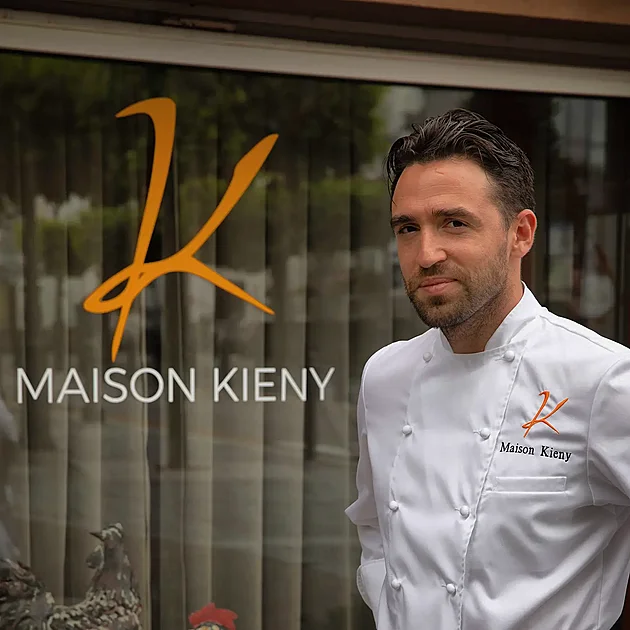 Josef Pindur p�ed vyhl�enou restaurac� Maison Kieny, kde p�sobil