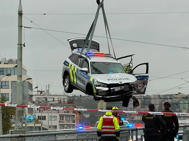 Nehoda policejn�ho vozu na Hl�vkov� most� v Praze