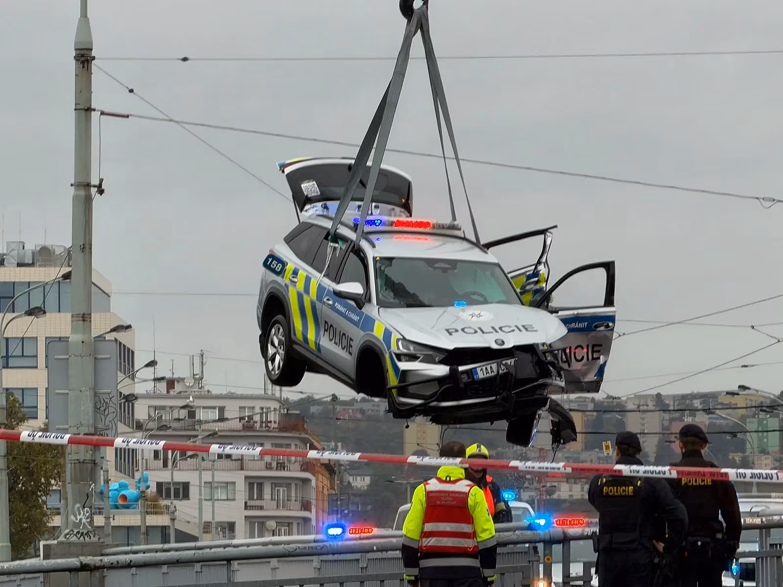 Nehoda policejn�ho vozu na Hl�vkov� most� v Praze