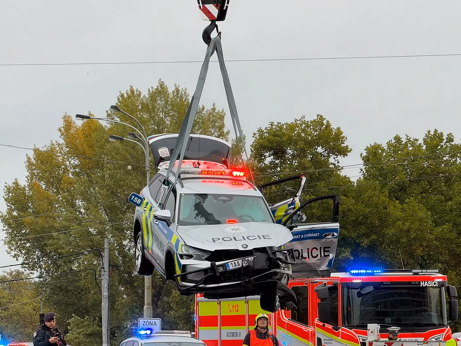 Nehoda policejn�ho vozu na Hl�vkov� most� v Praze