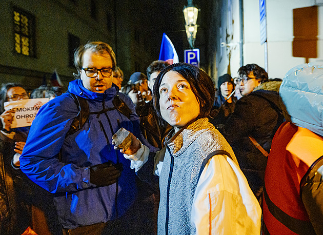 Kostku jsem sebrala a znovu s ní hodila. Režisérka vysvětlila incident u Sněmovny